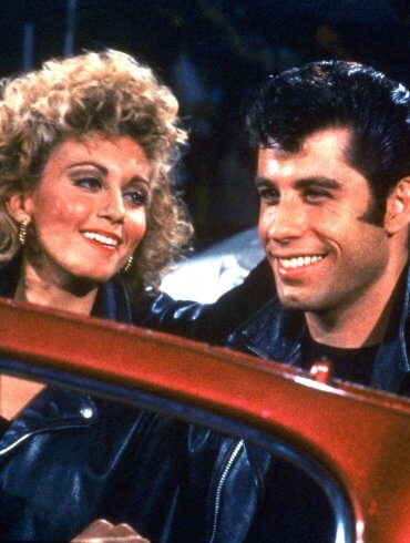 Grease John Travolta Danny Zuko et Olivia Newton John Sandy dans une voiture