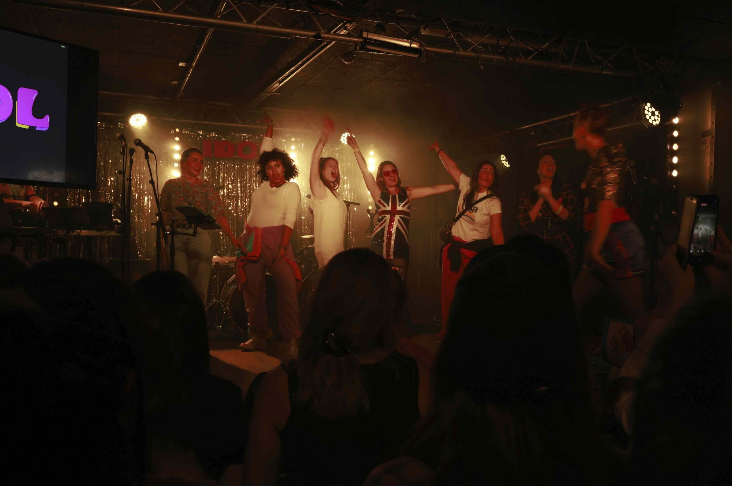 Soirée IDOL L'Écran Pop : la foule reprend en chœur les tubes des Spice Girls sur scène