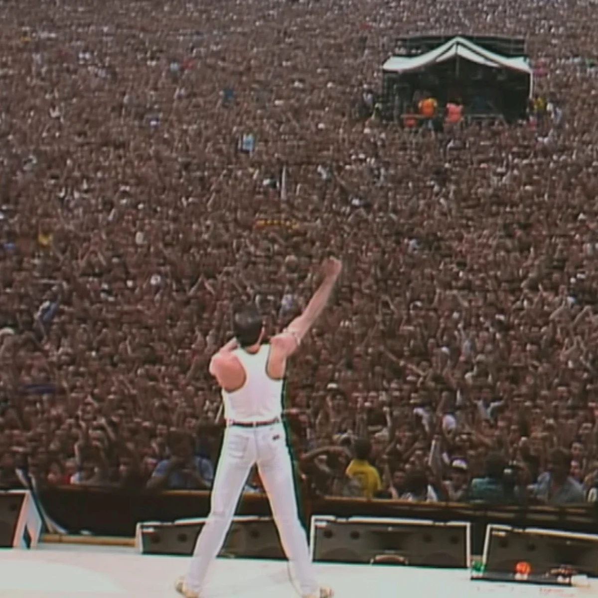 Freddie Mercury face à la foule de Wembley au Live Aid, poing levé
