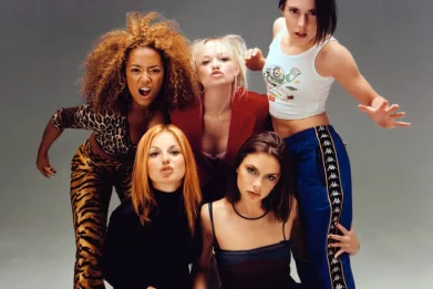 Photo officielle des Spice Girls en 1996 - Mel B, Emma Bunton, Mel C, Geri Halliwell et Victoria Beckham