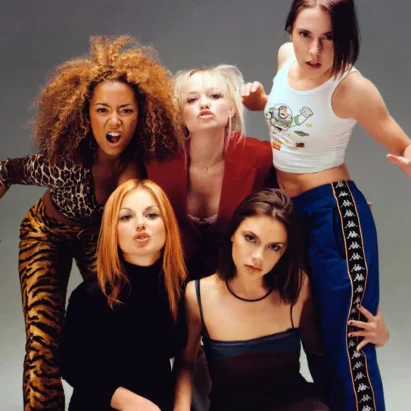 Photo officielle des Spice Girls en 1996 - Mel B, Emma Bunton, Mel C, Geri Halliwell et Victoria Beckham