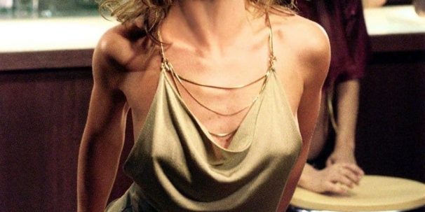 Kylie Minogue dansant en short doré dans le clip de Spinning Around (juin 2000)