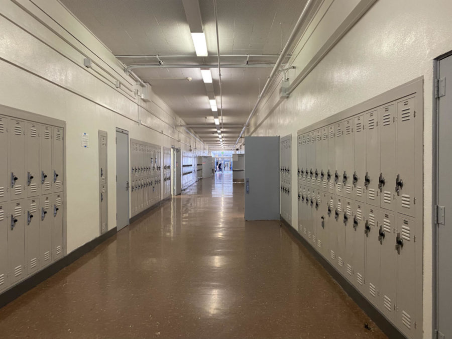 Couloir intérieur de Venice High School, Los Angeles, avec ses casiers gris alignés