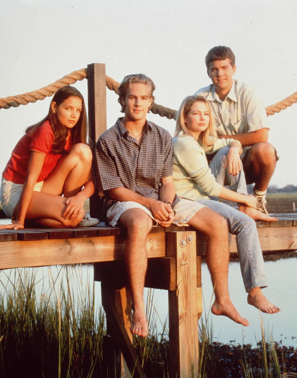 Le casting de Dawson's Creek : Katie Holmes, James Van Der Beek, Michelle Williams et Joshua Jackson sur un ponton