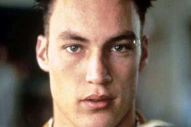 Callan Mulvey dans le rôle de Drazic dans Hartley cœurs à vif au milieu des années 90