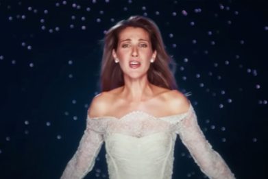 Céline Dion dans le clip de My Heart Will Go On, la chanson de Titanic
